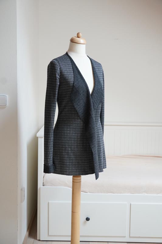 Návod a střih na jednoduchý dámský cardigan RAW EDGE