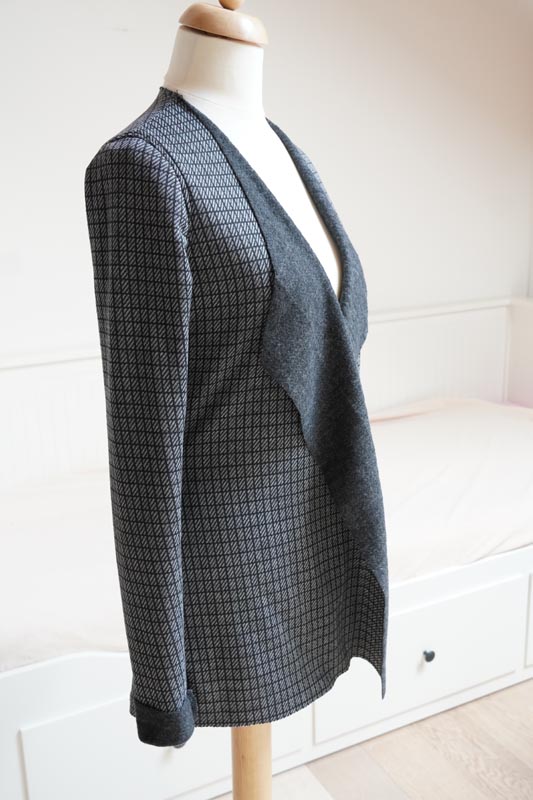 Návod a střih na jednoduchý dámský cardigan RAW EDGE