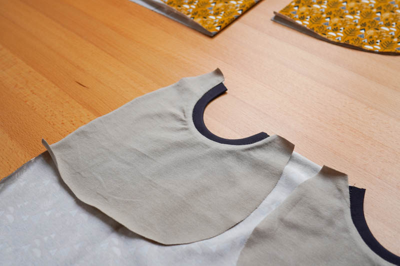 Jak ušít jednoduchou úpletovou sukni - kapsy (dokončení lemů kapsových průhmatů)