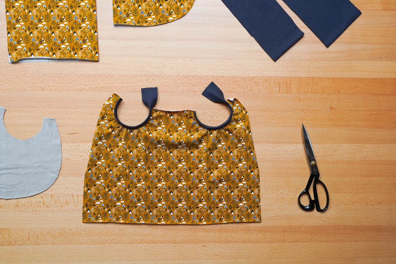 Jak ušít jednoduchou sukni z úpletu - kapsy, výrazný lem v kapsovém průhmatu