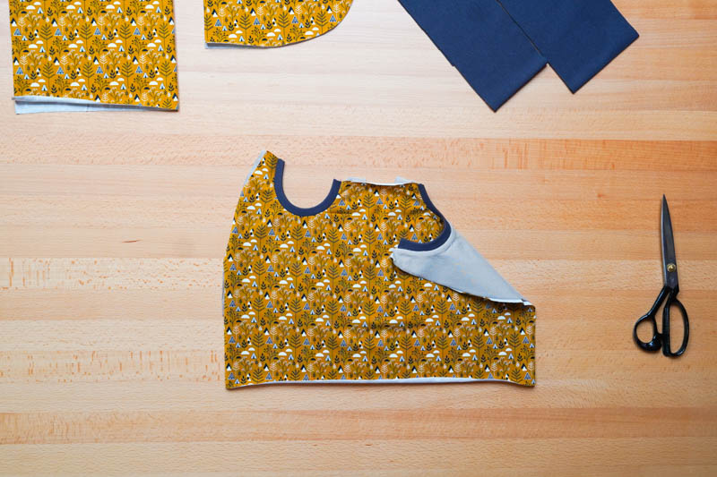 Jak ušít jednoduchou úpletovou sukni - kapsy (dokončení lemů kapsových průhmatů)