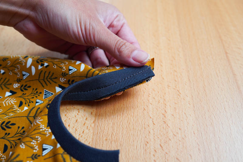 Jak ušít jednoduchou úpletovou sukni - kapsy (dokončení lemů kapsových průhmatů)