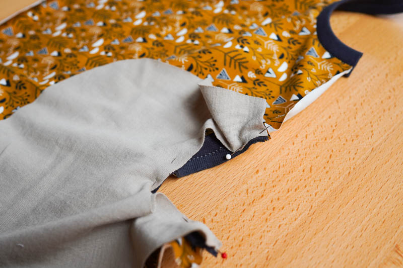 Jak ušít jednoduchou úpletovou sukni - kapsy (dokončení lemů kapsových průhmatů)