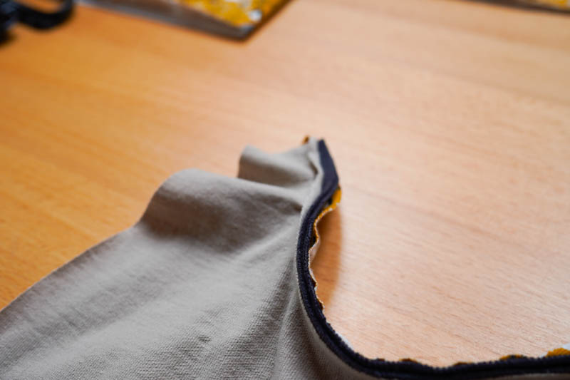 Jak ušít jednoduchou úpletovou sukni - kapsy (dokončení lemů kapsových průhmatů)