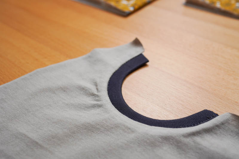 Jak ušít jednoduchou úpletovou sukni - kapsy (dokončení lemů kapsových průhmatů)