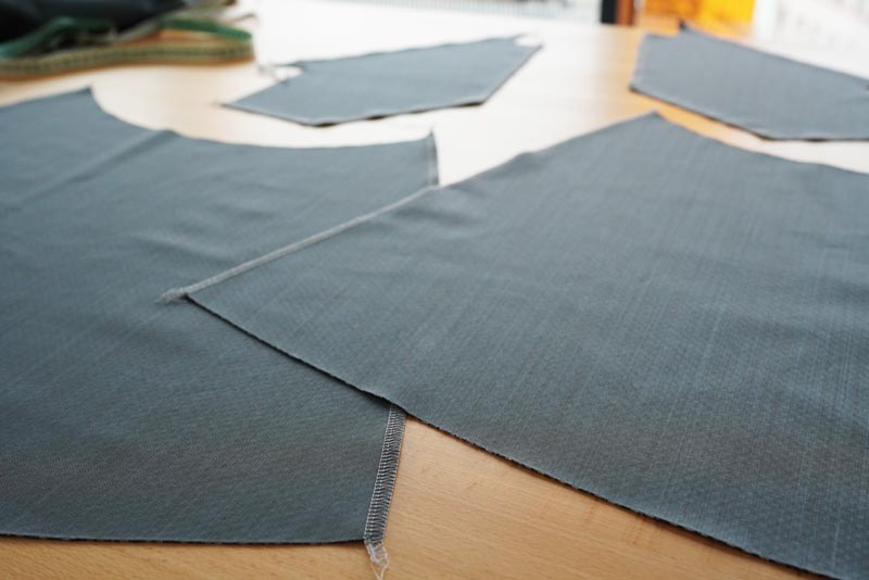 Návod jak ušít dámskou zimní sukni - začištění střižních okrajů je možné na overlocku nebo na obyčejném šicím stroji entlovacím stehem nebo např. klikatým stehem (cik-cak)