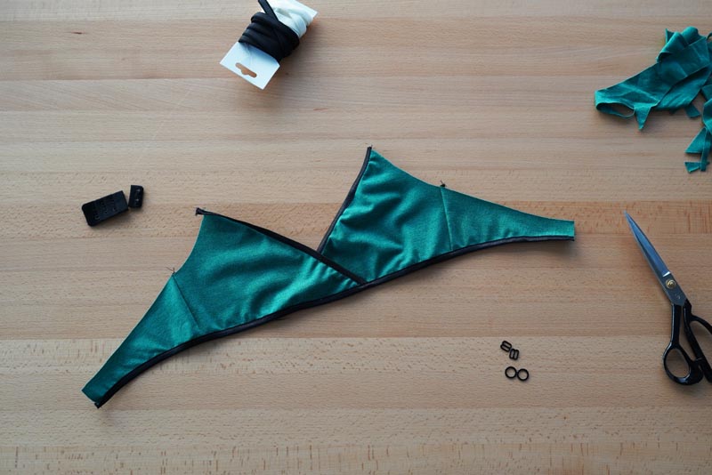 Střih a návod jak ušít jednoduchou měkkou dámskou podprsenku bez kostic (braletku): Křížení předních dílů a lemování