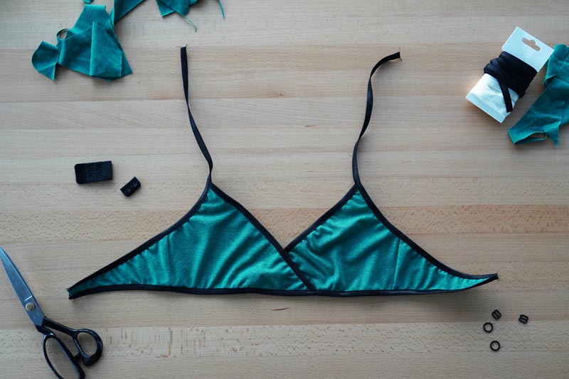 Střih a návod jak ušít jednoduchou měkkou dámskou podprsenku bez kostic (braletku): Lemování a příprava pro ramínka