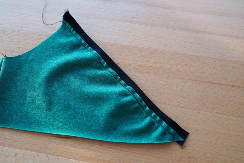 Střih a návod jak ušít jednoduchou měkkou dámskou podprsenku bez kostic (braletku): Lemování dílů