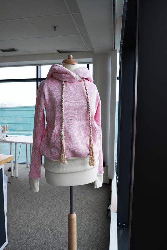 Střih a návod na dámskou mikinu s klokankou a kapucí