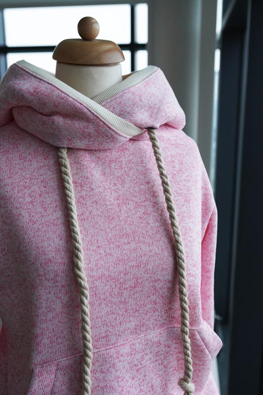 Střih a návod na dámskou mikinu s klokankou a kapucí