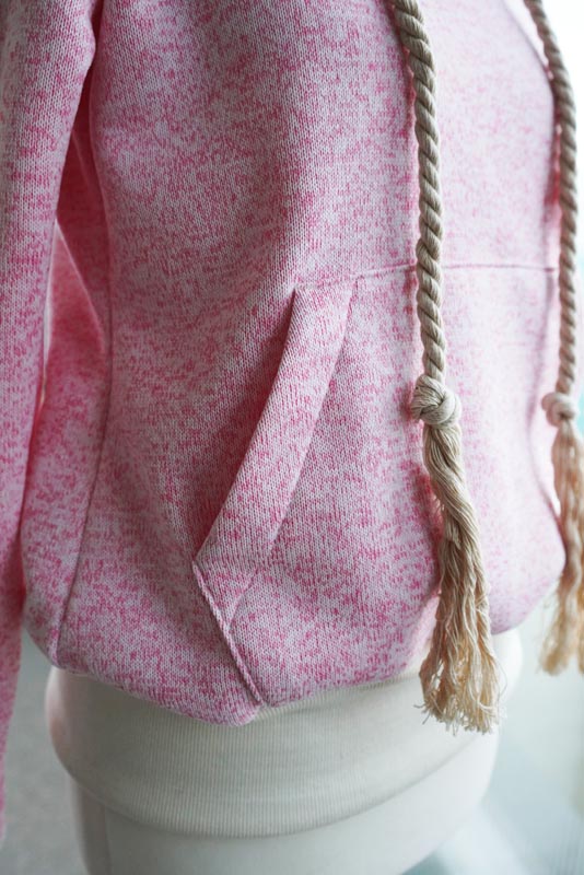 Střih a návod na dámskou mikinu s klokankou a kapucí