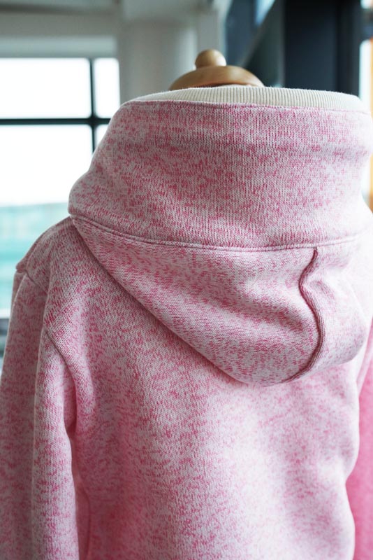 Střih a návod na dámskou mikinu s klokankou a kapucí