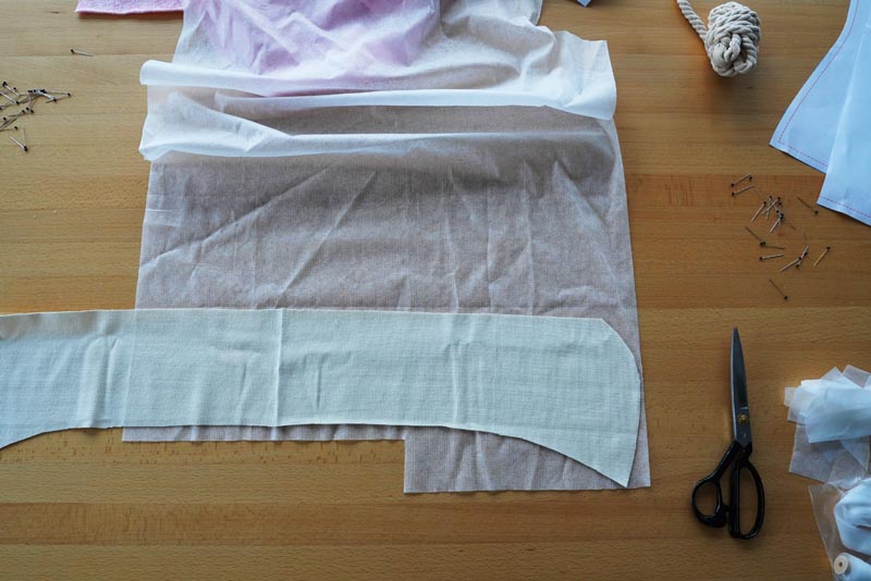 Střih a návod na dámskou mikinu s klokankou a kapucí - podžehlení dílců