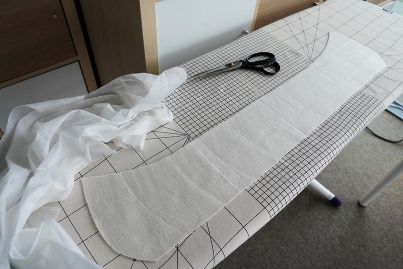 Střih a návod na dámskou mikinu s klokankou a kapucí - podžehlení dílců