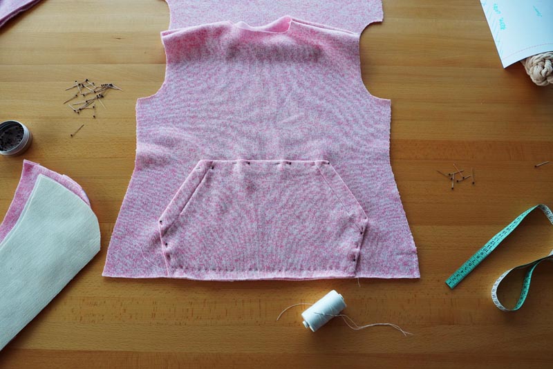 Střih a návod na dámskou mikinu s klokankou a kapucí - nakládaná kapsa (klokanka)