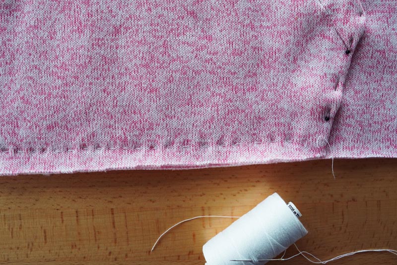 Střih a návod na dámskou mikinu s klokankou a kapucí - nakládaná kapsa (klokanka)