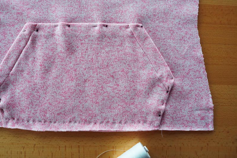 Střih a návod na dámskou mikinu s klokankou a kapucí - nakládaná kapsa (klokanka)