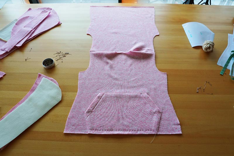 Střih a návod na dámskou mikinu s klokankou a kapucí - nakládaná kapsa (klokanka)