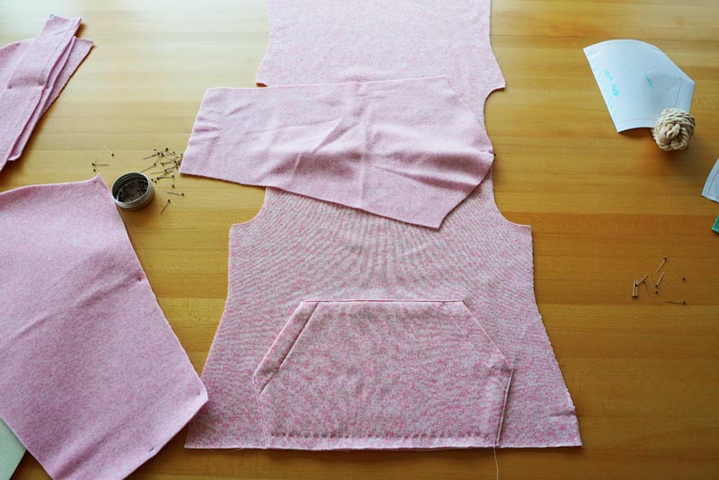 Střih a návod na dámskou mikinu s klokankou a kapucí - rukávy