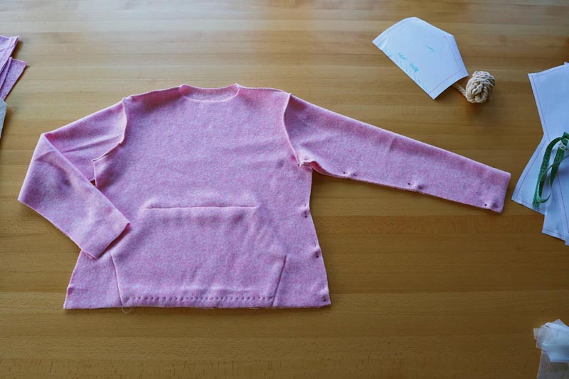 Střih a návod na dámskou mikinu s klokankou a kapucí - rukávové a boční švy