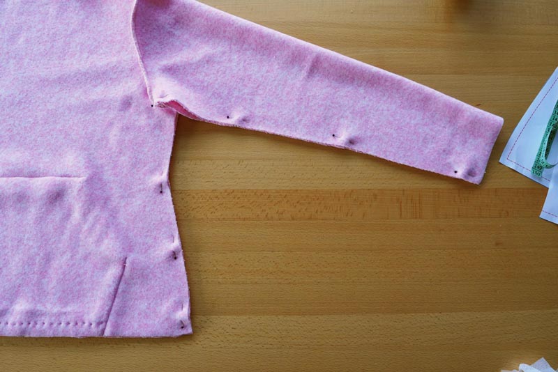 Střih a návod na dámskou mikinu s klokankou a kapucí - rukávové a boční švy