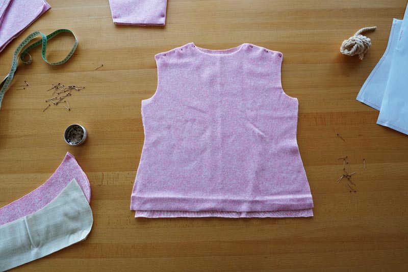 Střih a návod na dámskou mikinu s klokankou a kapucí - ramenní švy