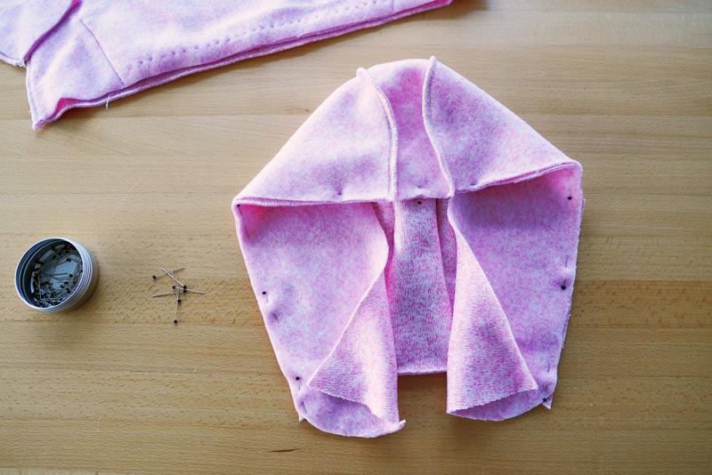 Střih a návod na dámskou mikinu s klokankou a kapucí - kapuce