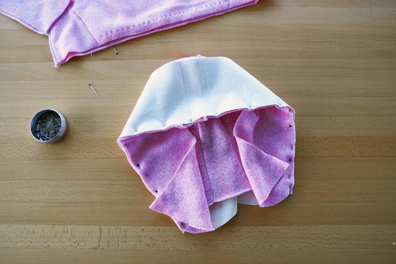 Střih a návod na dámskou mikinu s klokankou a kapucí - kapuce