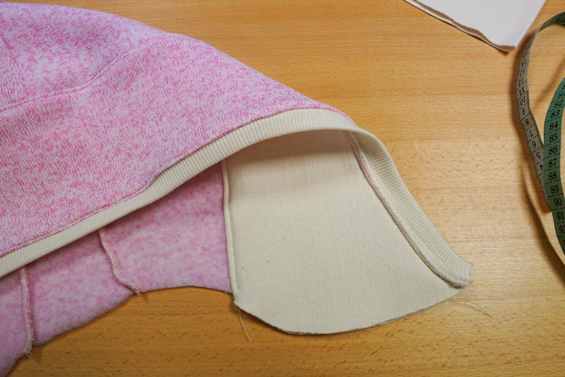 Střih a návod na dámskou mikinu s klokankou a kapucí - kapuce