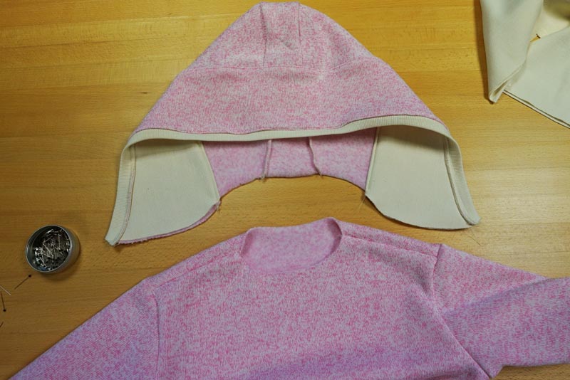 Střih a návod na dámskou mikinu s klokankou a kapucí - našití kapuce