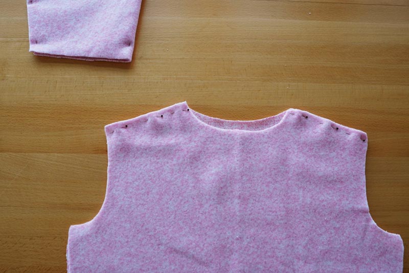 Střih a návod na dámskou mikinu s klokankou a kapucí - ramenní švy