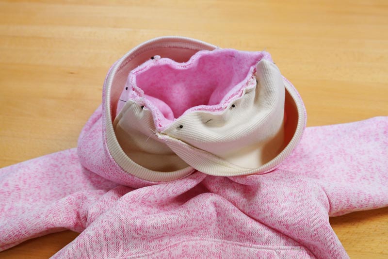 Střih a návod na dámskou mikinu s klokankou a kapucí - našití kapuce