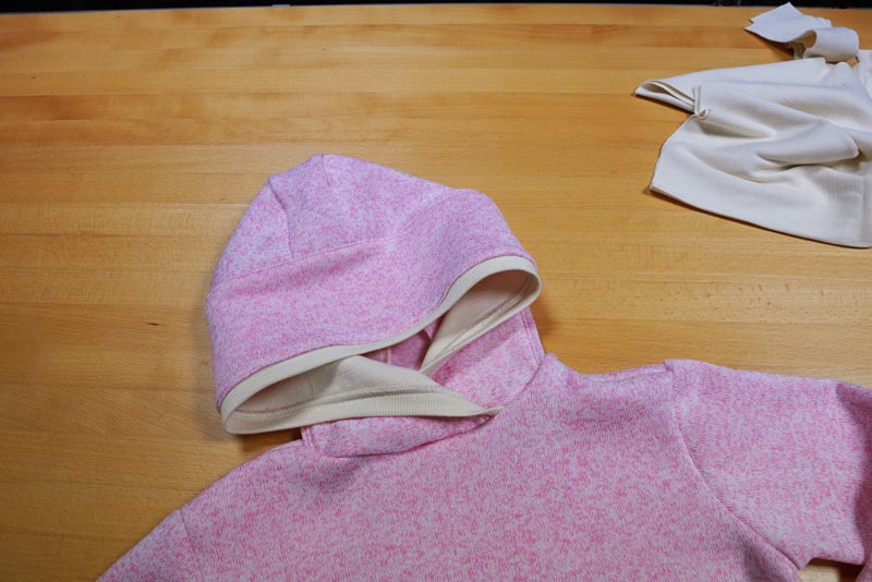 Střih a návod na dámskou mikinu s klokankou a kapucí - našití kapuce