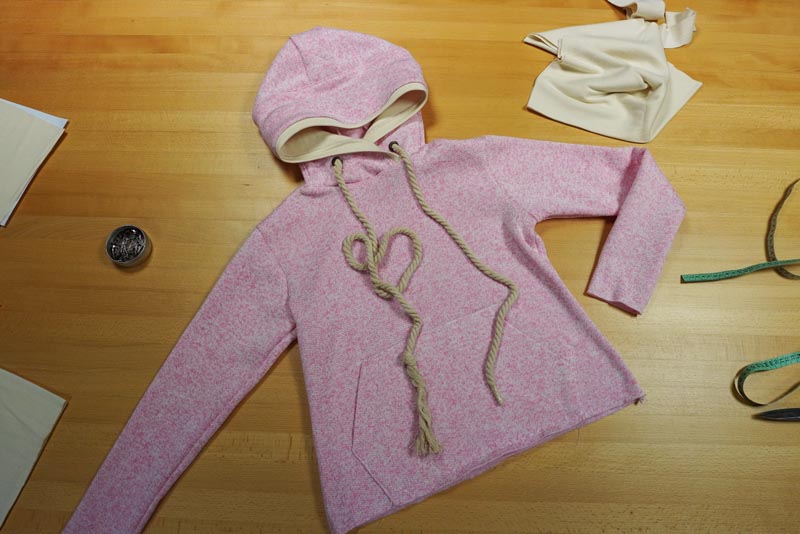 Střih a návod na dámskou mikinu s klokankou a kapucí - našití kapuce