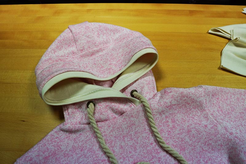 Střih a návod na dámskou mikinu s klokankou a kapucí - našití kapuce