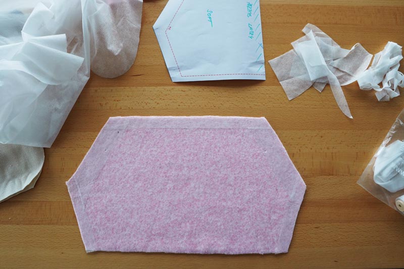 Střih a návod na dámskou mikinu s klokankou a kapucí - podžehlení dílců