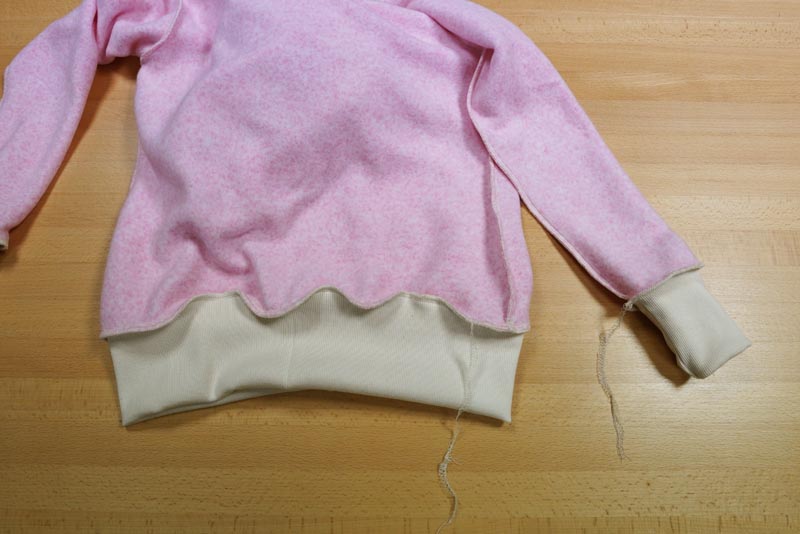 Střih a návod na dámskou mikinu s klokankou a kapucí - lemy