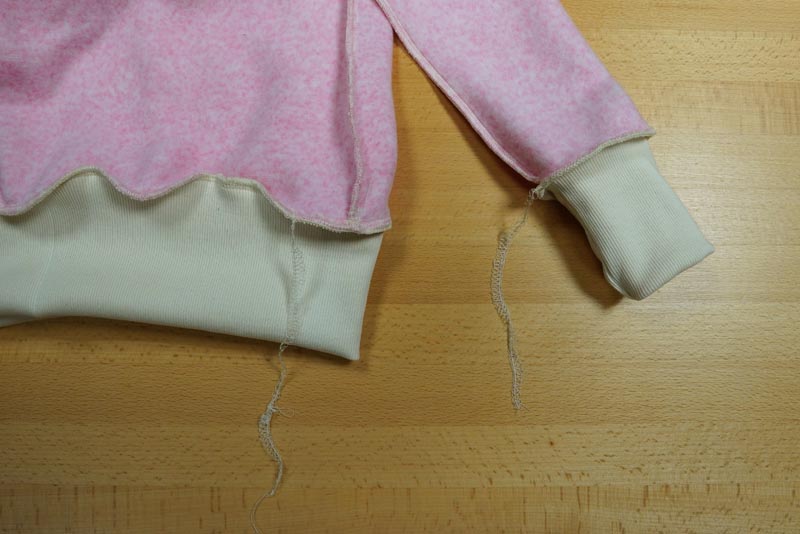 Střih a návod na dámskou mikinu s klokankou a kapucí - lemy