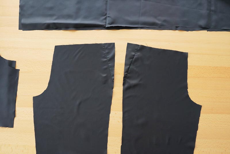 Střih a návod jak ušít dětské oteplováky - přední podšívkové díly