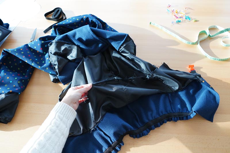 Střih a návod jak ušít dětské oteplováky - podšívka, pasový šev