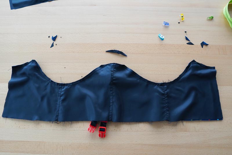 Střih a návod jak ušít dětské oteplováky - vrchní díly, kompletace vrchových a podšívkových dílů