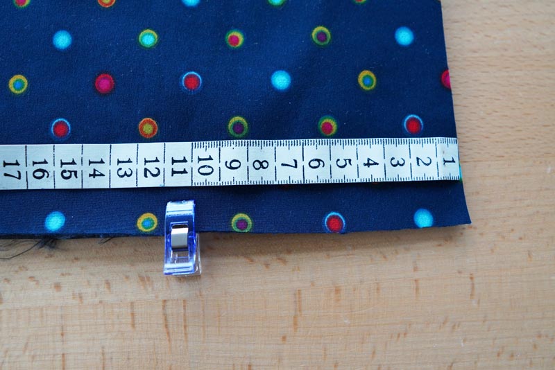 Střih a návod jak ušít dětské oteplováky - vrchní díly, všití gumy do pasu