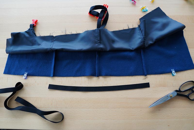 Střih a návod jak ušít dětské oteplováky - vrchní díly, všití gumy do pasu