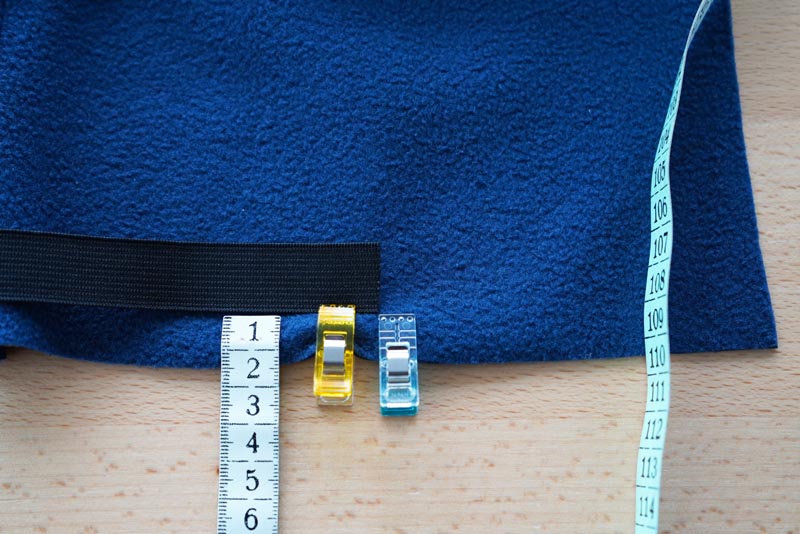 Střih a návod jak ušít dětské oteplováky - vrchní díly, všití gumy do pasu