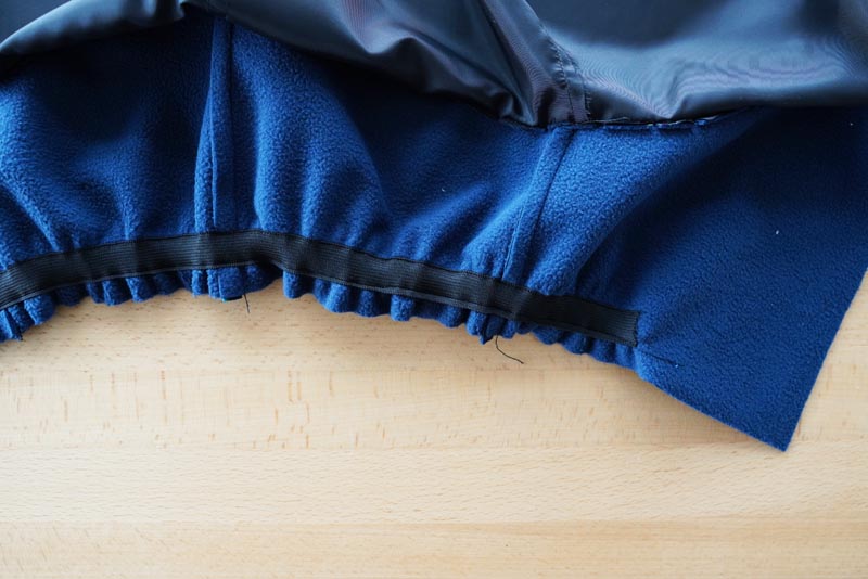 Střih a návod jak ušít dětské oteplováky - vrchní díly, všití gumy do pasu