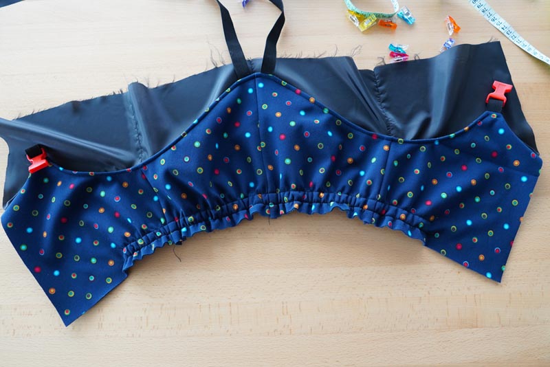 Střih a návod jak ušít dětské oteplováky - vrchní díly, všití gumy do pasu