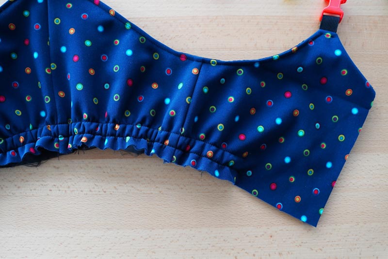 Střih a návod jak ušít dětské oteplováky - vrchní díly, všití gumy do pasu