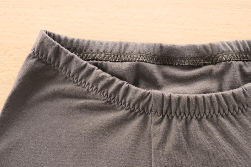 Jak ušít pánské boxerky (návod na šití + střih) - zakončení lemů nohaviček a všité gumy v pase