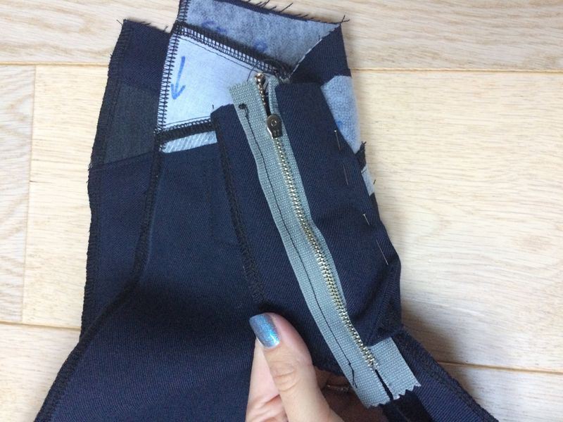 Jak ušít dámské kalhoty, rozparek zipu (poklopec)
